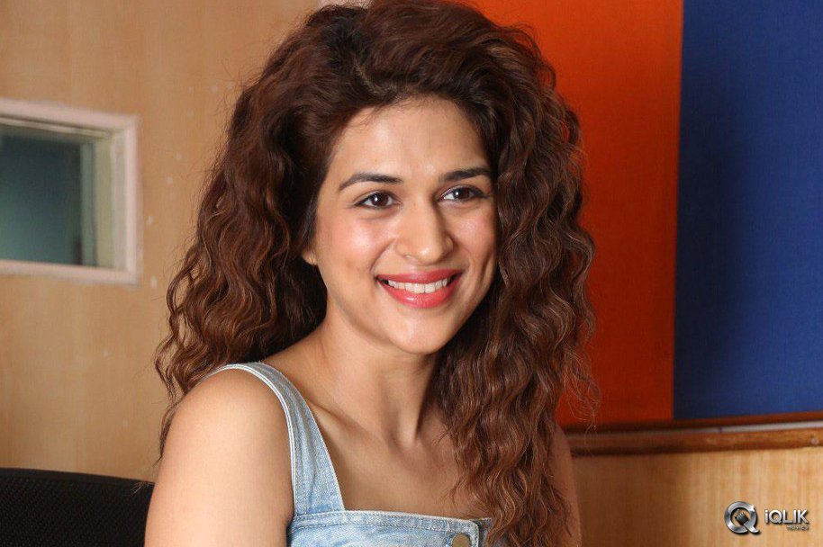 Shraddha-Das-at-Guntur-Talkies-Movie-Promotions